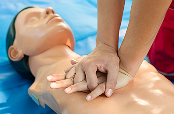 Applying CPR to a mannequin 
